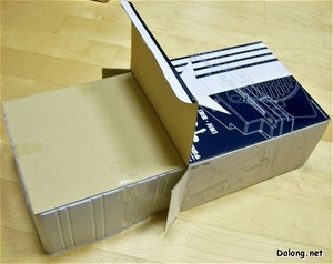 PG Yamato - 중간 잡동사니 박스 오픈. 빠질까봐 종이커버로 열심히 덮어놨군요. 약간의 전원부와 케이블, 금속부품 및 스피커가 들어있습니다. (1/2)