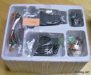 PG Yamato - 중간 잡동사니 박스 오픈. 빠질까봐 종이커버로 열심히 덮어놨군요. 약간의 전원부와 케이블, 금속부품 및 스피커가 들어있습니다. (2/2)