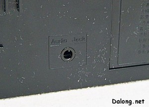 PG Yamato - 전원스위치는 뒷면 왼쪽 아래에 있고 오른쪽엔 오디오잭도 있습니다. 스탠드 재질 특성상 먼지가 무지 잘 붙습니다;; 정전기 때문인듯.