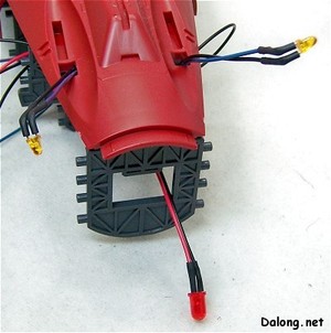 PG Yamato - 한 개의 빨간 메인 노즐과 두 개의 작은 노란 노즐 LED가 사용됩니다.