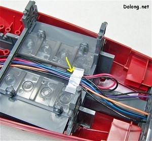 PG Yamato - 저것들의 복잡한 배선 역시 은박테이프로 고정해서 깔끔하게 정리합니다. 그리고 저 은박 테이프 밑에는 빨간 LED 하나가 장착되어, 바닥으로 통하는 격납고에 조명으로 사용됩니다. 테이프 붙이기 전에 미리 