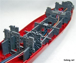 PG Yamato - 많은 전선들이 배 중앙을 통과하여 앞쪽으로 갑니다. 수많은 격벽 프레임들.. 진짜 배를 만드는 기분입니다.