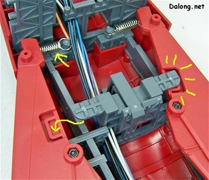 PG Yamato - 이 슬라이드식 날개는 자동 오픈식입니다. 기본적으로 날개는 위쪽에 보이는 용수철의 장력으로 인해 저절로 펴지고 싶어하지만, 날개를 접으면 중앙의 고정유닛에 딸깍~하고 고정되서 안펴지게 되어 있죠.