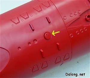 PG Yamato - 이것의 스위치는 배 밑바닥에 있습니다. 저 동그란 버튼을 누르면 날개 고정부가 풀리면서 용수철 동작에 의해 날개들이 촤라락~ 하고 슬라이드식으로 펴지게 되는 것이죠.