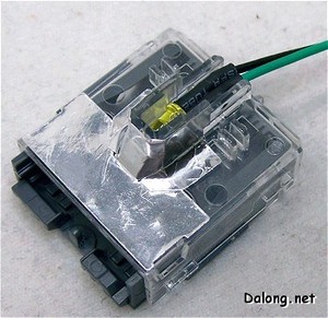 PG Yamato - 하층 브릿지 위쪽에도 노란색 LED가 하나 따로 붙습니다. 빛의 효과적인 배치와 반사를 위해 일부에는 은박 스티커를 붙여주게 되어 있죠.