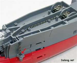 PG Yamato - 저렇게 옆의 구멍을 통해 빼고, 화살표로 가르킨 것처럼 닻 고정부품을 결합합니다. 이때 닻 고정부품은 고정이 약해서, 반드시 본드를 쓸 것을 안내하고 있습니다.