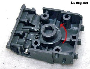 PG Yamato - 포 내부 중앙에 있는 회전기믹이 돌아가면 포신이 각각 움직이게 되어 있습니다.