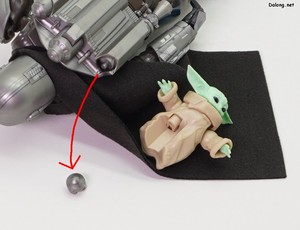 1/12 マンダロリアン＆グローグー [STAR WARS: THE MANDALORIAN AND GROGU] - 肩に乗せるグローグーは、バックパックのパーツを外した箇所に差し込む方式です。