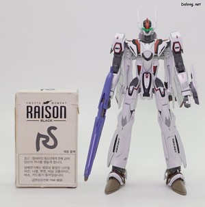 Macross VF-25F Messiah Valkyrie Alto Custom - 담배갑과의 크기 비교