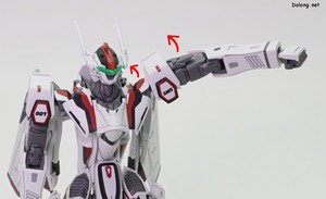 Macross VF-25F Messiah Valkyrie Alto Custom - 어깨의 전후가동범위는 좁은 편인데, 위로는 꽤 올라가는 구조입니다. (2/2)