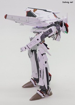 Macross VF-25F Messiah Valkyrie Alto Custom - 둘다 회전시키면 위와 같이 기괴한 자세도 연출 가능합니다. 서있는 상태 그대로 뒤쪽에 뭐 흘린 거 없나 바로 확인 가능하네요..