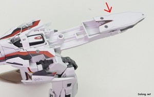 Macross VF-25F Messiah Valkyrie Alto Custom - 팔이 달려있던 상체 유닛을 변형 전용 파츠로 교체한 후, 뒷부분에 실드를 추가할 수 있습니다.