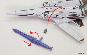 Macross VF-25F Messiah Valkyrie Alto Custom - 건포드를 접어서 컴팩트하게 만든 후, 중간에 보조파츠를 결합하고 기체 하단에 끼워주면 변형 완료.