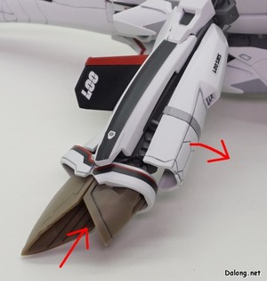 Macross VF-25F Messiah Valkyrie Alto Custom - 종아리 뒤쪽 장갑을 살짝 들어서 고정핀을 해제하면, 발을 밀어넣을 수 있습니다.
