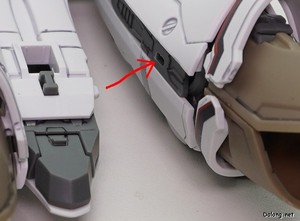 Macross VF-25F Messiah Valkyrie Alto Custom - 이후 변형전용 파츠의 고정핀을 다리 옆의 구멍에 꽂아서 튼튼하게 고정할 수 있습니다.