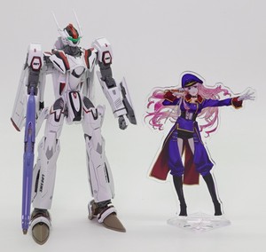 Macross VF-25F Messiah Valkyrie Alto Custom Deluxe Set - 본체의 배트로이드 모드 / 파이터 모드와 함께 아크릴 스탠드를 전시한 모습 (1/2)
