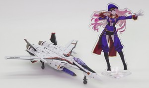 Macross VF-25F Messiah Valkyrie Alto Custom Deluxe Set - 본체의 배트로이드 모드 / 파이터 모드와 함께 아크릴 스탠드를 전시한 모습 (2/2)