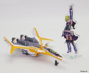 Macross VF-25F Messiah Valkyrie Alto Custom Deluxe Set - 본체의 배트로이드 모드 / 파이터 모드와 함께 아크릴 스탠드를 전시한 모습 (2/2)