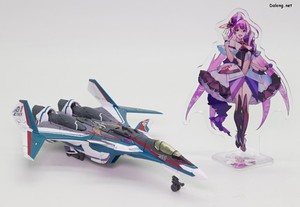 MacrossHG VF-31S Siegfried (Arad Molders Use) Deluxe Set - 본체의 배트로이드 모드 / 파이터 모드와 함께 아크릴 스탠드를 전시한 모습 (2/2)