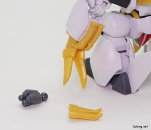 Wataru Ryuomaru - 손과 클로를 분리하고 봉왕형태 전용 파츠를 끼워준 다음, 위와 같이 팔을 배치합니다. (1/2)