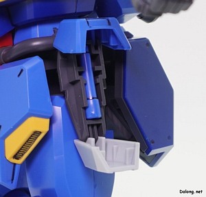 HGUC Gustav Karl Type-00 - 빔 사벨은 사이드 스커트 내부에 수납됩니다. 마치 가동식으로 열리는 것처럼 보이지만, 커버를 대충 걸쳐놓는 방식입니다.