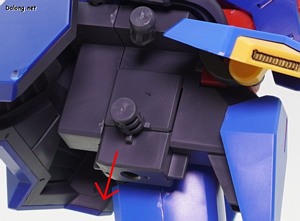 HGUC Gustav Karl Type-00 - 고관절 핀 전체를 아래로 내려서 다리의 가동범위를 확장할 수 있습니다.