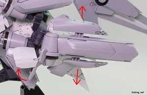 HGUC Alyzeus - 다리 옆에 달린 스러스터 중 가운데 것을 위와 같이 내려준 다음, 위/아래 장갑을 확장하고 전면부를 열어줍니다. (2/2)