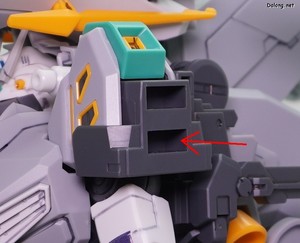 HGUC Alyzeus - 변형된 팔을 기존 어깨 조인트 파츠의 아래쪽 네모칸에 꽂아주면 변형 완료.