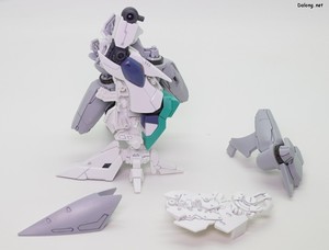 HGUC Alyzeus - 아류제우스용 다리 장갑 내부에 양산형 뉴건담 다리를 넣고, 다리 장갑을 결합합니다.