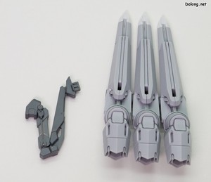 HGUC Alyzeus - 별도의 조인트 파츠를 이용하여 셀프 노즐을 백팩 옆에 장착하고 어깨를 위로 올려줍니다. (1/2)