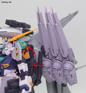 HGUC Alyzeus - 별도의 조인트 파츠를 이용하여 셀프 노즐을 백팩 옆에 장착하고 어깨를 위로 올려줍니다. (2/2)