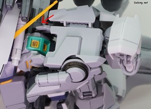 HGUC Alyzeus - 이 때 아류제우스 팔이 백팩의 구멍에도 이중으로 고정되게 잘 꽂아야 합니다.