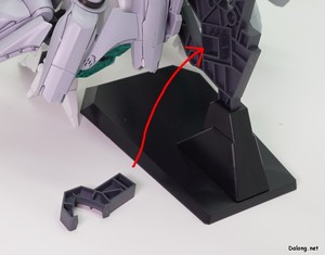 HGUC Alyzeus - 다리 전체를 뒤쪽으로 꺾은 다음, 보조파츠를 스탠드에 추가하여 정강이 장갑을 고정합니다. (1/2)