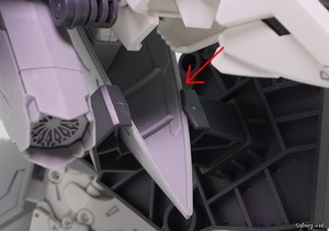 HGUC Alyzeus - 다리 전체를 뒤쪽으로 꺾은 다음, 보조파츠를 스탠드에 추가하여 정강이 장갑을 고정합니다. (2/2)