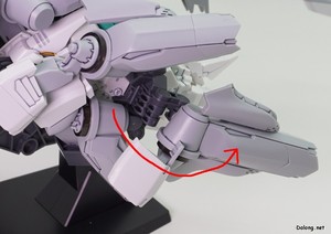 HGUC Alyzeus - 다리 옆에 달린 스러스터 중 가운데 것을 위와 같이 내려준 다음, 위/아래 장갑을 확장하고 전면부를 열어줍니다. (1/2)