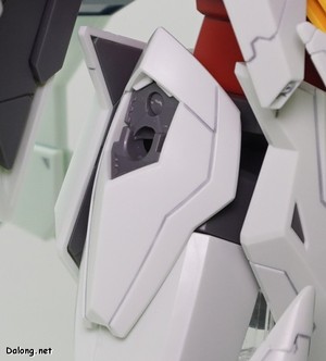 HGUC Xi Gundam (Mobile Suit Gundam Harthaway the Sorcery of Nymph Circe) - 우측 사이드 스커트의 조형도 변경되었는데, 커버를 열어 배럴 홀더를 고정할 수 있게 되었습
