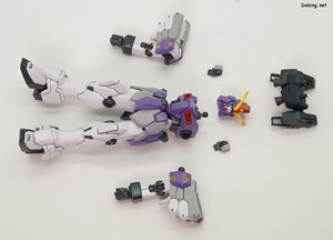 HGAC Gundam Sandrock Custom EW - 망토를 장착하려면 먼저 본체를 위와 같이 분해해야 합니다.