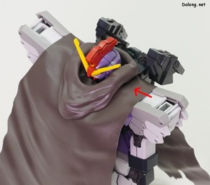 HGAC Gundam Sandrock Custom EW - 팔을 다시 끼우고 어깨 커버를 연 다음 그 자리에 어깨 망토를 고정합니다.