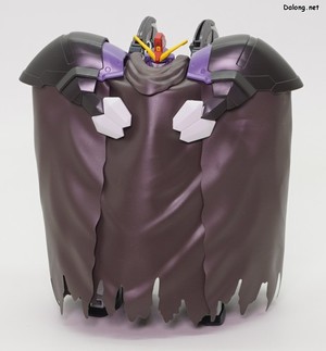 HGAC Gundam Sandrock Custom EW - 망토를 걸친 모습. 생각보다 망토가 빳빳해서, 미리 잡혀진 주름 외에는 자연스럽게 주름잡기 어렵습니다. (1/2)