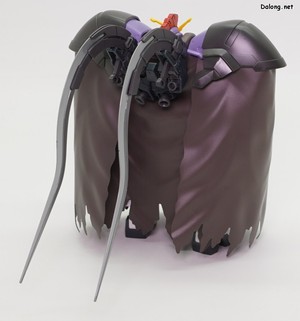 HGAC Gundam Sandrock Custom EW - 망토를 걸친 모습. 생각보다 망토가 빳빳해서, 미리 잡혀진 주름 외에는 자연스럽게 주름잡기 어렵습니다. (2/2)