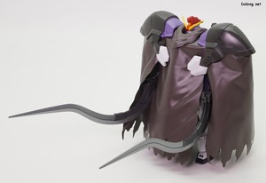 HGAC Gundam Sandrock Custom EW - 망토 사이로 히트쇼텔을 잡고 노출시킬 수 있습니다.