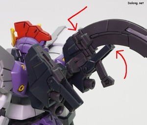 HGAC Gundam Sandrock Custom EW - 히트 쇼텔은 손잡이를 접고 장착하는 방식인데, 백팩에 끼운 후 아래로 내려서 고정해야합니다. (2/2)
