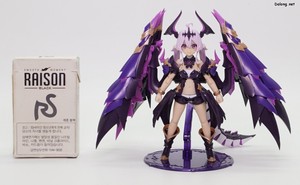 Arca Nadea Gii - 담배갑과의 크기 비교. 표준적인 걸프라에 비해 훨씬 작은 크기입니다.