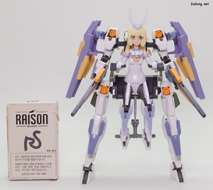 Frame Arms Girl Baselard with Exosuit Baselard - 담배갑과의 크기 비교