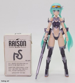 レームアームズ・ガール スティレット Swimsuit Low Visibility Ver. - タバコの箱とのサイズ比較