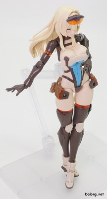 프런트 미션 제니스 걸 - 경장 모드의 포즈. 직립이 어려운데 스탠드가 들어있지 않아서 다른 걸 빌려와야 하네요. (2/3)
