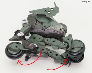 Hexa Gear Definition Armor VT1 - 다리와 바퀴를 편 후, 뒤쪽으로 보내면서 백팩 밑에 숨어있던 앞바퀴를 꺼내줍니다. (2/2)