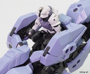 ヘキサギア マーナガルム - ガバナーを搭乗させてみた様子。構造上、脚を大きく開いた状態で乗せる必要があります。(1/2)
