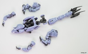 ヘキサギア マーナガルム - ヒューマノイドモードへ変形するため、ボディを上の写真のように分解します。