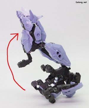 ヘキサギア マーナガルム - 頭部と背中部分を大きく上に持ち上げてから、内部構造物を折りたたんで収納します。(1/2)